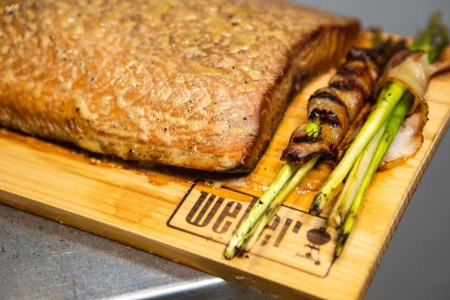 Лосось, копчённый на кедровой дощечке